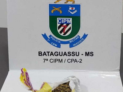 Jovem é preso após ser flagrado vendendo drogas próximo a escola Jovem é preso após ser flagrado vendendo drogas próximo a escola