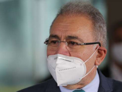 Ministro Queiroga vai palestrar em Portugal sobre combate à pandemia