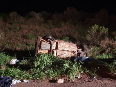 Motorista morre e 4 ficam gravemente feridos em capotamento na MS-141 Motorista morre e 4 ficam gravemente feridos em capotamento na MS-141
