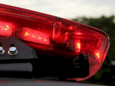 Mulher é arrancada de carro e Saveiro "perde" porta durante assalto Mulher é arrancada de carro e Saveiro "perde" porta durante assalto