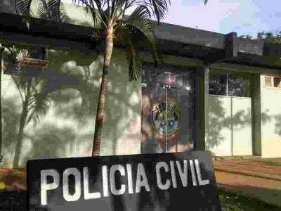 Mulher procura polícia após ex-namorado mostrar vídeo íntimo para atual Mulher procura polícia após ex-namorado mostrar vídeo íntimo para atual