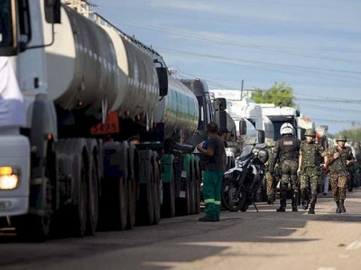 Petrobras defende política de preços e caminhoneiros ficam insatisfeitos Petrobras defende política de preços e caminhoneiros ficam insatisfeitos
