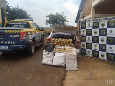 Polícia apreende 297 quilos de maconha após perseguição na BR-463 Polícia apreende 297 quilos de maconha após perseguição na BR-463