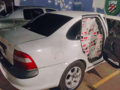 Polícia apreende veículo com cigarros contrabandeados e prende "batedor de estrada" Polícia apreende veículo com cigarros contrabandeados e prende "batedor de estrada"