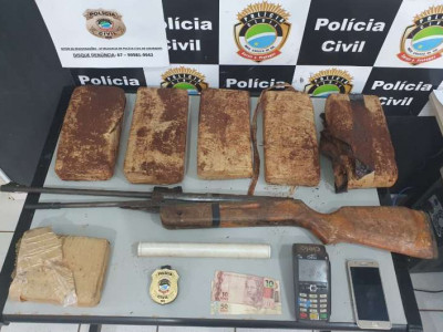 Polícia cumpre mandado de busca e encontra droga enterrada no quintal Polícia cumpre mandado de busca e encontra droga enterrada no quintal