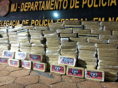 Polícia Federal apreende 259 kg de cocaína em caminhão na BR-376 Polícia Federal apreende 259 kg de cocaína em caminhão na BR-376