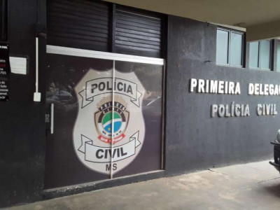 Polícia prende casal em posse de drogas durante investigação de furto Polícia prende casal em posse de drogas durante investigação de furto