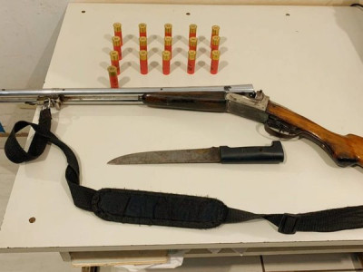 Polícia prende homem bêbado que manuseava espingarda em via pública Polícia prende homem bêbado que manuseava espingarda em via pública
