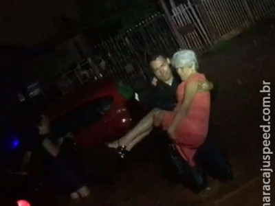 Policiais salvam pessoas ilhadas em carros durante temporal em Campo Grande Policiais salvam pessoas ilhadas em carros durante temporal em Campo Grande