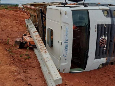 Pós-temporal: Caminhão com postes tomba em Nova Andradina e atrasa serviço Pós-temporal: Caminhão com postes tomba em Nova Andradina e atrasa serviço