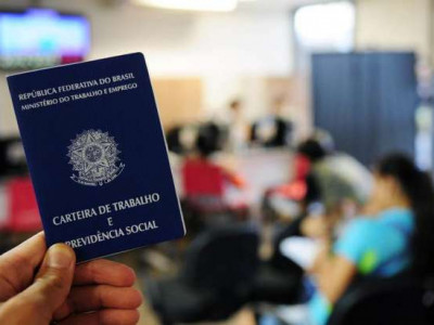 1º parcela do 13º salário deve ser paga nesta terça-feira 1º parcela do 13º salário deve ser paga nesta terça-feira