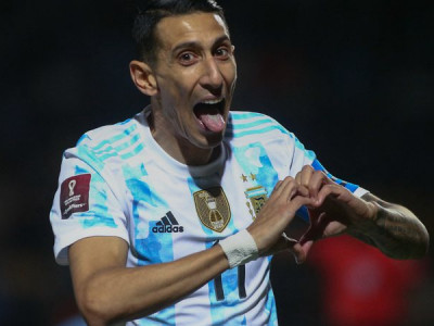 Argentina vence com golaço de Di María e complica Uruguai nas Eliminatórias