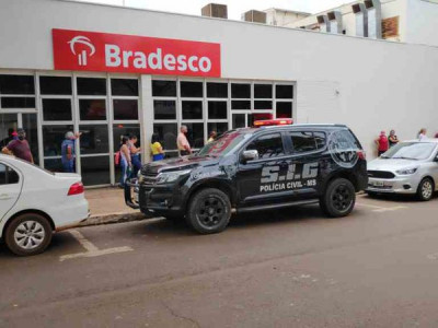 Bandidos invadem agência bancária e roubam dinheiro após ameaçarem funcionários Bandidos invadem agência bancária e roubam dinheiro após ameaçarem funcionários