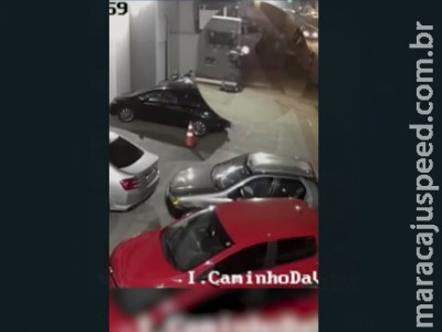 Câmera registra momento que policial atira e mata ladrão na Guaicurus Câmera registra momento que policial atira e mata ladrão na Guaicurus