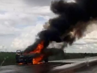 Caminhonete é destruída pelas chamas entre Sidrolândia e Campo Grande Caminhonete é destruída pelas chamas entre Sidrolândia e Campo Grande