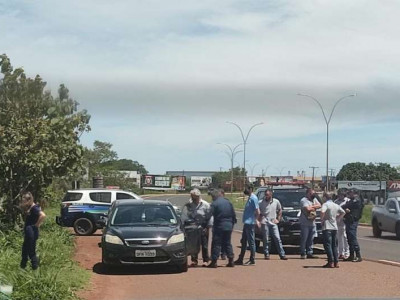 Carro roubado após execução de empresário na fronteira é recuperado Carro roubado após execução de empresário na fronteira é recuperado