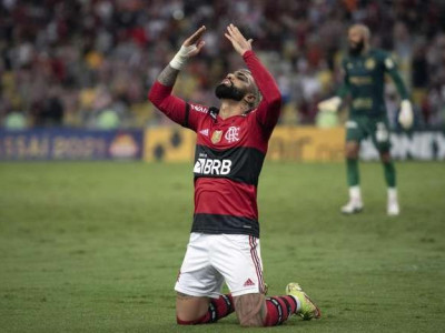 Com polêmica de arbitragem, Flamengo bate o Bahia no Rio