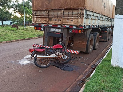 Motociclista fica gravemente ferido após bater na traseira de carreta em Dourados