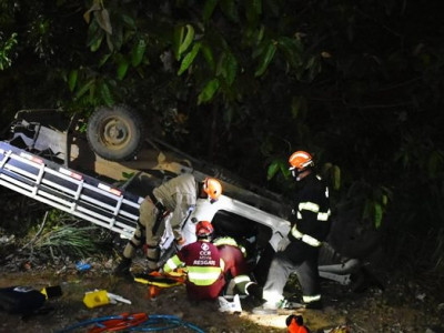 Motorista fica preso nas ferragens após capotar caminhão na BR-163 Motorista fica preso nas ferragens após capotar caminhão na BR-163