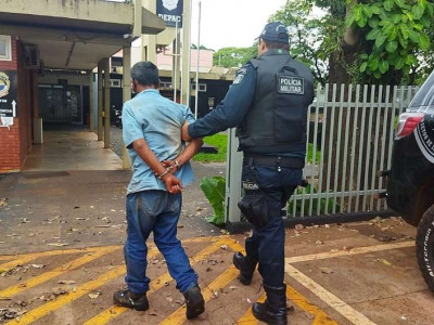 Polícia prende homem de 46 anos por tentar agredir a própria mãe Polícia prende homem de 46 anos por tentar agredir a própria mãe