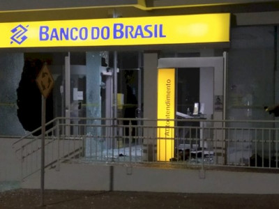 Seis criminosos são metralhados e mortos durante tentativa de assalto a Banco Seis criminosos são metralhados e mortos durante tentativa de assalto a Banco