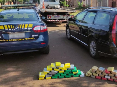 Traficante abandona carro após fuga e PRF apreende 60 quilos de cocaína Traficante abandona carro após fuga e PRF apreende 60 quilos de cocaína