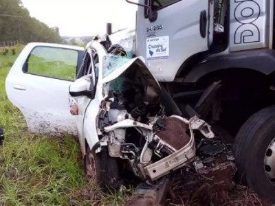 Três pessoas morrem em acidente entre carro de passeio e carreta Três pessoas morrem em acidente entre carro de passeio e carreta
