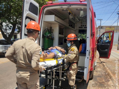 Adolescente é encaminhado ao hospital após colisão entre carro e moto Adolescente é encaminhado ao hospital após colisão entre carro e moto