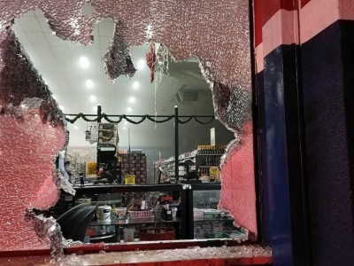Com ajuda de populares, bombeiros impedem que fogo se alastre em comércio Com ajuda de populares, bombeiros impedem que fogo se alastre em comércio