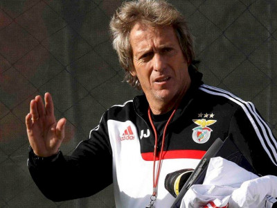 Diretoria do Benfica se reúne para decidir futuro de Jorge Jesus, diz jornal
