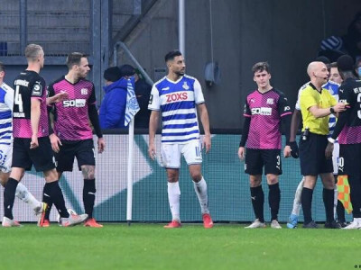 Jogo da 3ª divisão do Campeonato Alemão é interrompido por insultos racistas Jogo da 3ª divisão do Campeonato Alemão é interrompido por insultos racistas