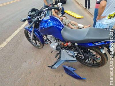 Jovem de moto bate em traseira de caminhão e sofre fratura exposta Jovem de moto bate em traseira de caminhão e sofre fratura exposta