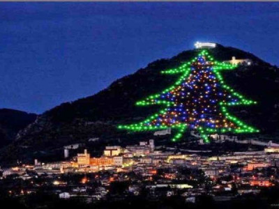 Maior árvore de Natal do mundo é acesa na Itália