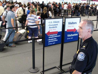Ômicron: EUA endurecem regras de viagem e países controlam fronteiras Ômicron: EUA endurecem regras de viagem e países controlam fronteiras