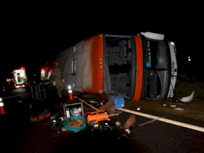 Ônibus de turismo com 57 pessoas tomba em Nova Alvorada do Sul