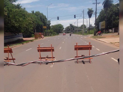 Perigo: Caminhão passa e derruba fiação elétrica na Avenida Lúdio Martins Coelho Perigo: Caminhão passa e derruba fiação elétrica na Avenida Lúdio Martins Coelho