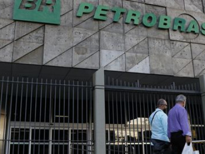 Petrobras reduz preço da gasolina A para distribuidoras 