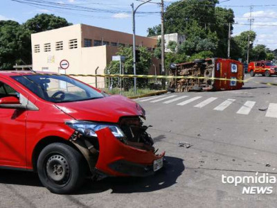 Viatura de resgate dos Bombeiros bate em carro e tomba no Centro Viatura de resgate dos Bombeiros bate em carro e tomba no Centro