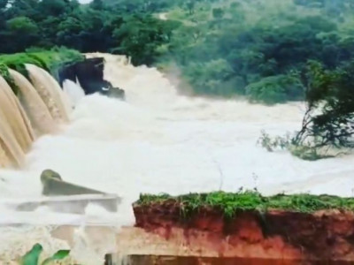 Com risco de rompimento de barragem, moradores deixam suas casas em MG Com risco de rompimento de barragem, moradores deixam suas casas em MG