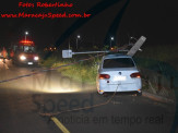 Maracaju: Bombeiros atendem ocorrência durante madrugada de domingo, onde condutor conduzindo veículo Jetta derruba poste de energia sob veículo