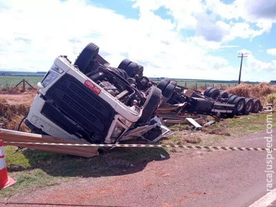 Motorista morre após bater em guard rail e tombar caminhão em rodovia