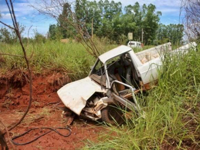 Motorista perde controle da direção e Saveiro capota em estrada vicinal Motorista perde controle da direção e Saveiro capota em estrada vicinal