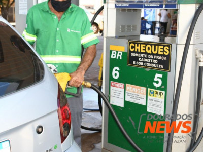 Redução mínima mantém preço médio da gasolina comum acima dos R$ 6,30