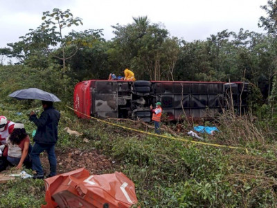 Colisão entre ônibus e caminhão deixa 8 mortos e 15 feridos no México