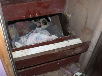 Criança que desapareceu há 2 anos é achada viva debaixo de escada Criança que desapareceu há 2 anos é achada viva debaixo de escada