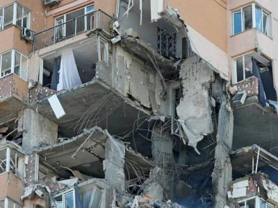 Míssil atinge prédio residencial em Kiev, capital da Ucrânia