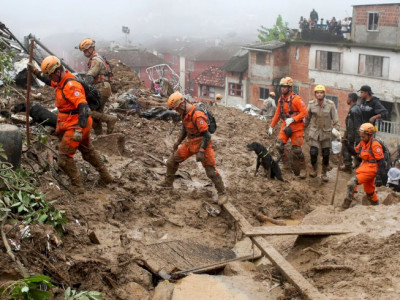 Petrópolis: moradores arrecadam roupas e alimentos para desabrigados Petrópolis: moradores arrecadam roupas e alimentos para desabrigados