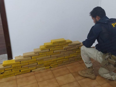 PRF apreende 55 Kg de maconha com passageiros de ônibus em Caarapó PRF apreende 55 Kg de maconha com passageiros de ônibus em Caarapó