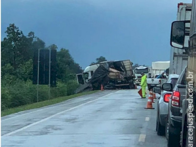 Acidente entre quatro veículos deixa congestionamento de 8 quilômetros na BR-163