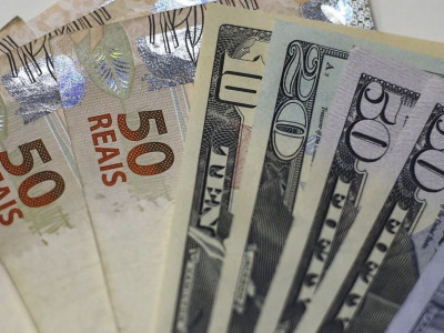 Balança comercial registra superávit de US$ 4 bilhões em fevereiro Balança comercial registra superávit de US$ 4 bilhões em fevereiro